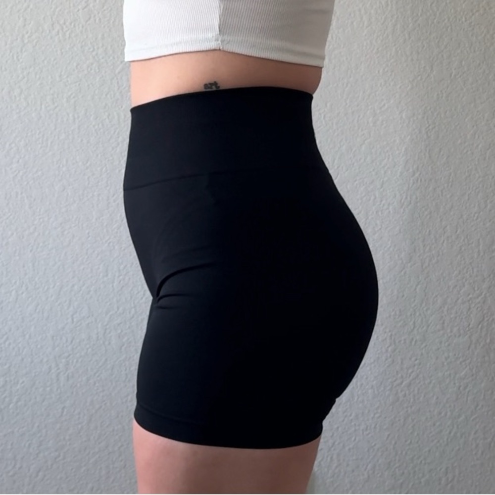 AAGROSTE- Scrunch Shorts